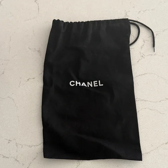 Chanel Black and White Shoe Box with dust bag - Picture 2 of 6